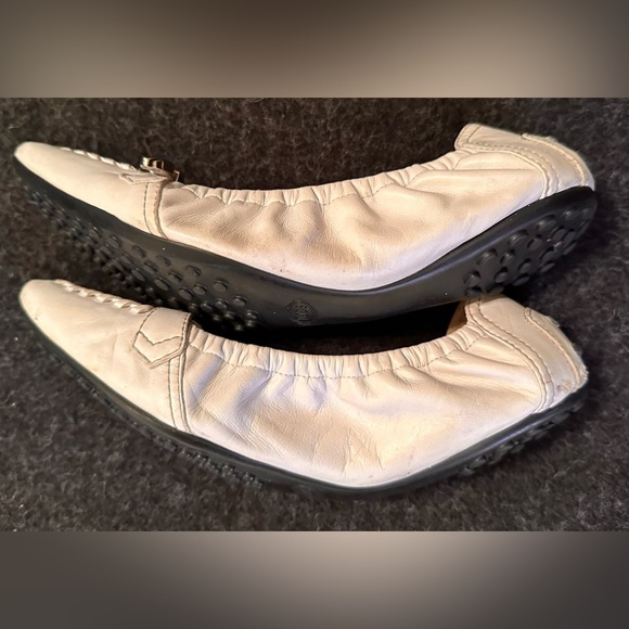 415. Ladies Tod’s Vintage White Leather Buckle Distressed Driving Shoe - Picture 8 of 15